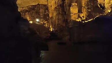 旅行拍摄山顶山洞游玩金丝洞视频的预览图